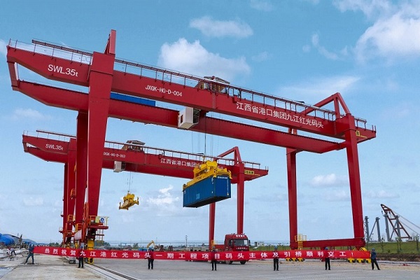13 sets rail mounted container gantry cranes support Jiujiang port successfully opened.